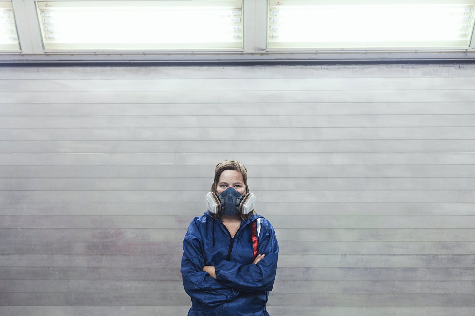 Portrait einer Maler- und Lackiererin in der der Lackierkabine