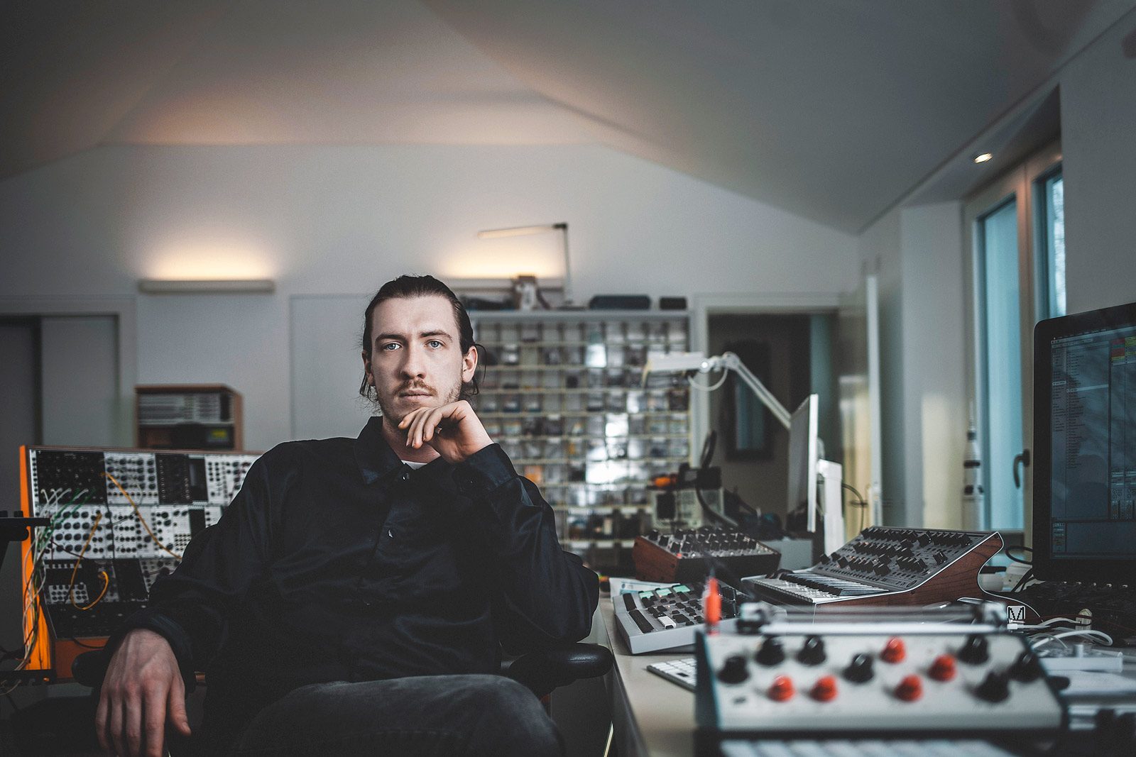 Ein Musikerportrait zwischen all seinen elektronischen Geräten