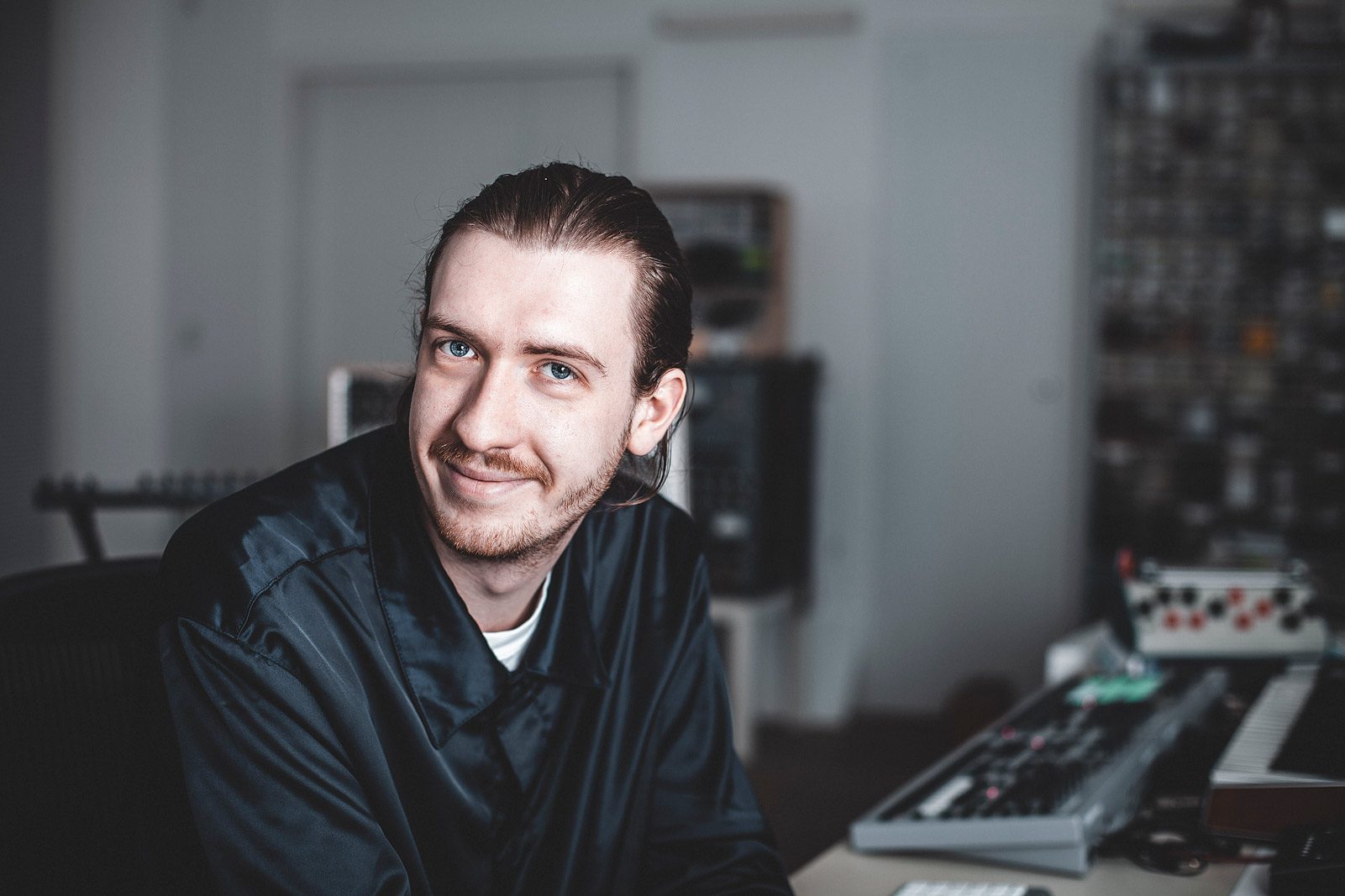 Portrait eines Musikers vor seinem Tisch