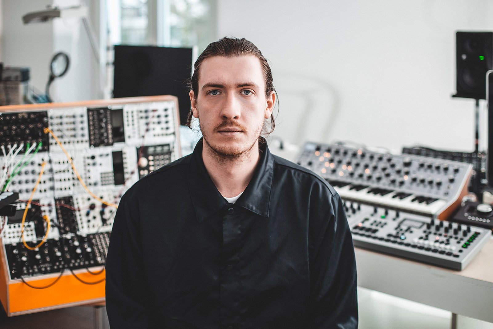 Musiker vor analogen Synthesizern