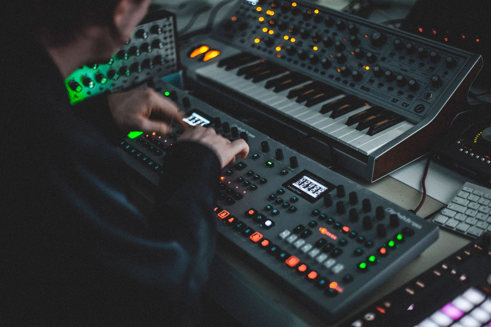 Musikproduzent in seinem Studio