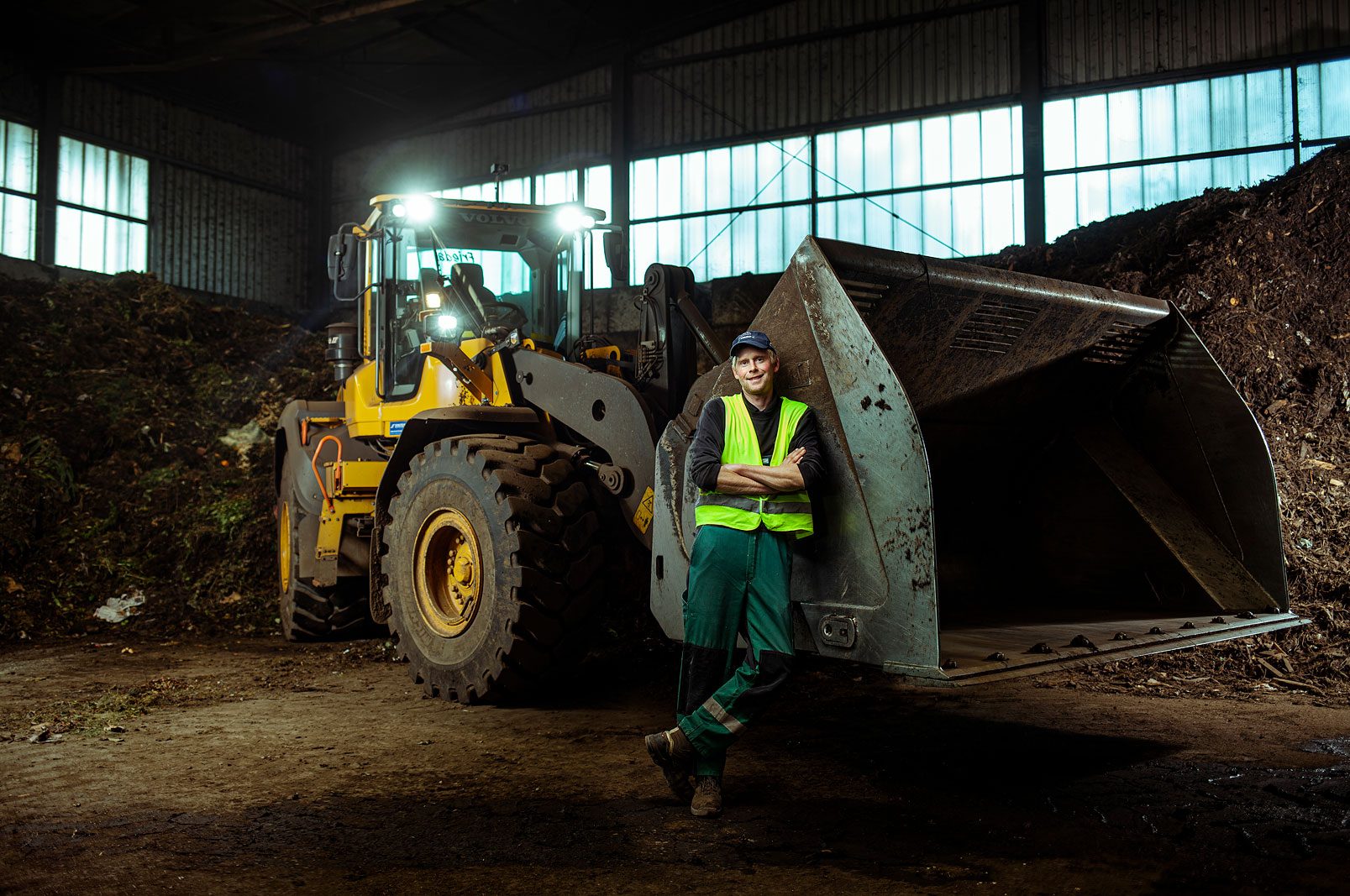 Mitarbeiter des Abfallentsorgungszentrums Olpe vor einem großen Radlader