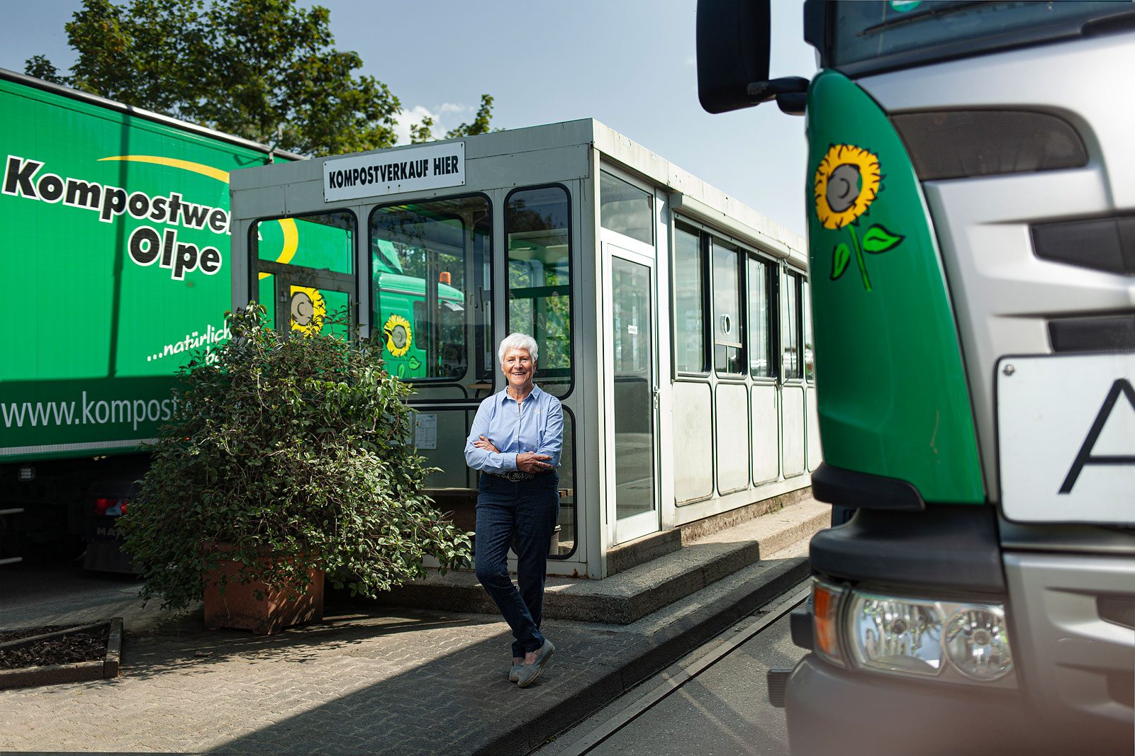 Mitarbeiterin des Abfallentsorgungszentrums Olpe vor der Waage