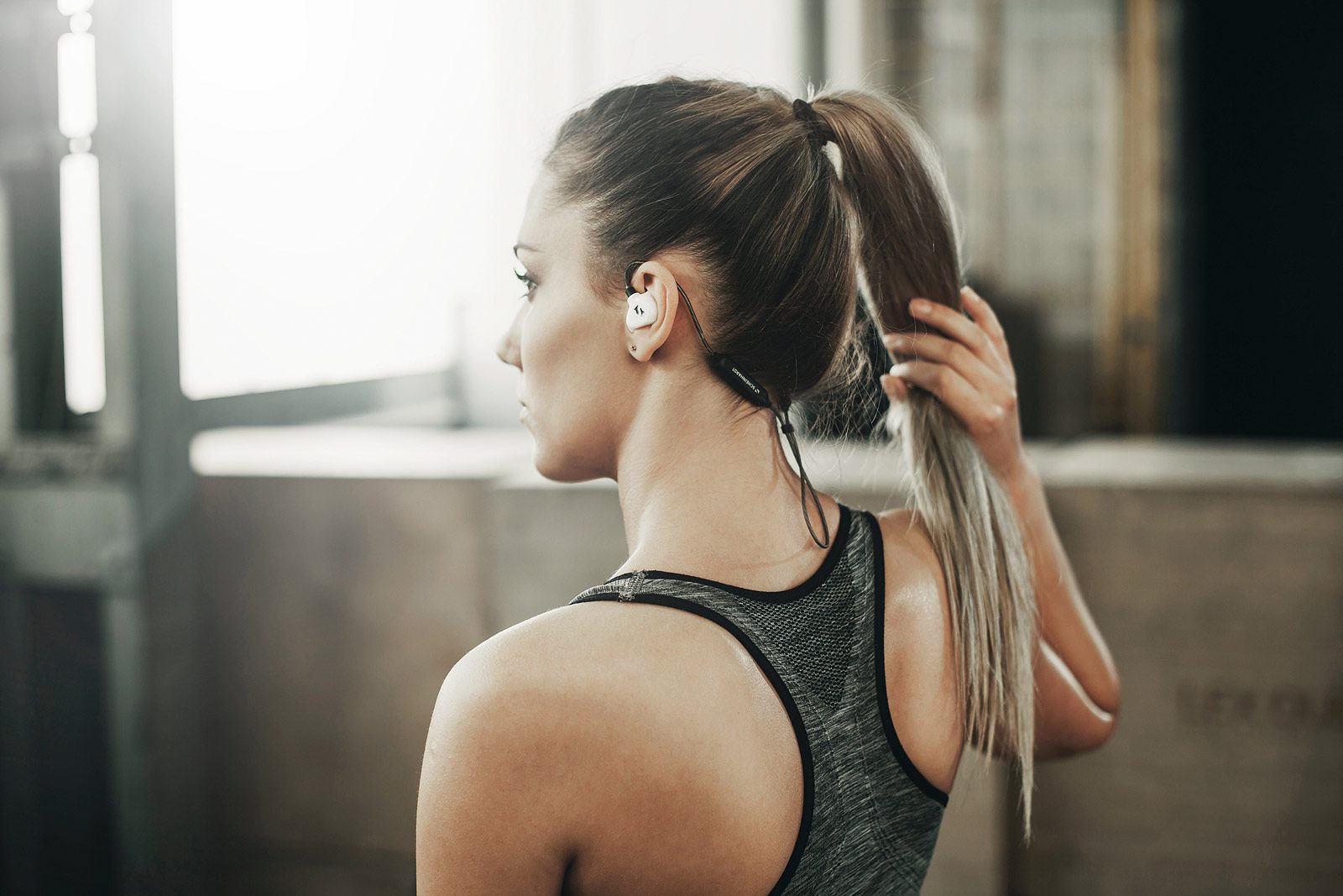 Crossfit Sportlerin legt sich die Haare korrekt