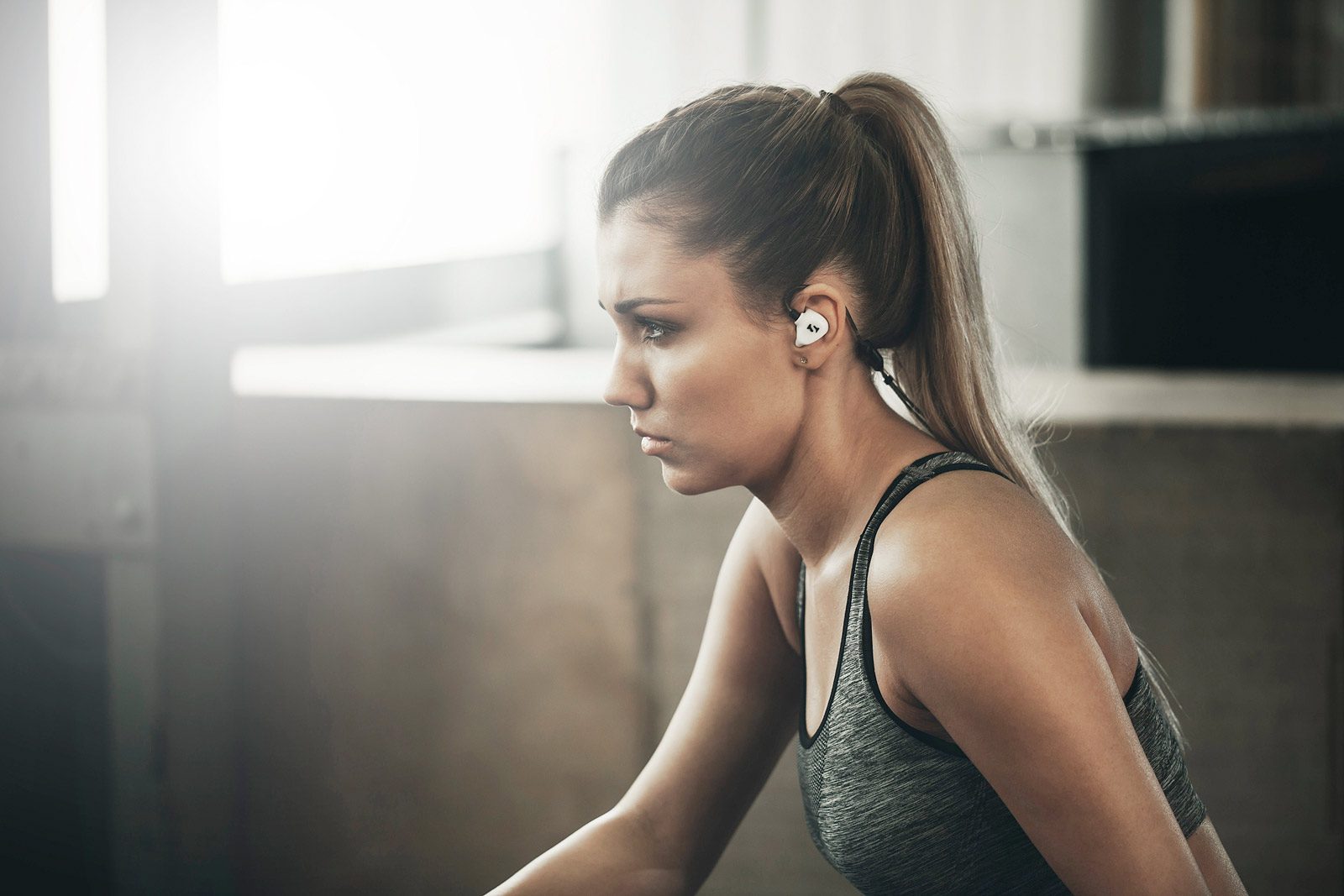 Crossfit Sportlerin schaut konzentriert