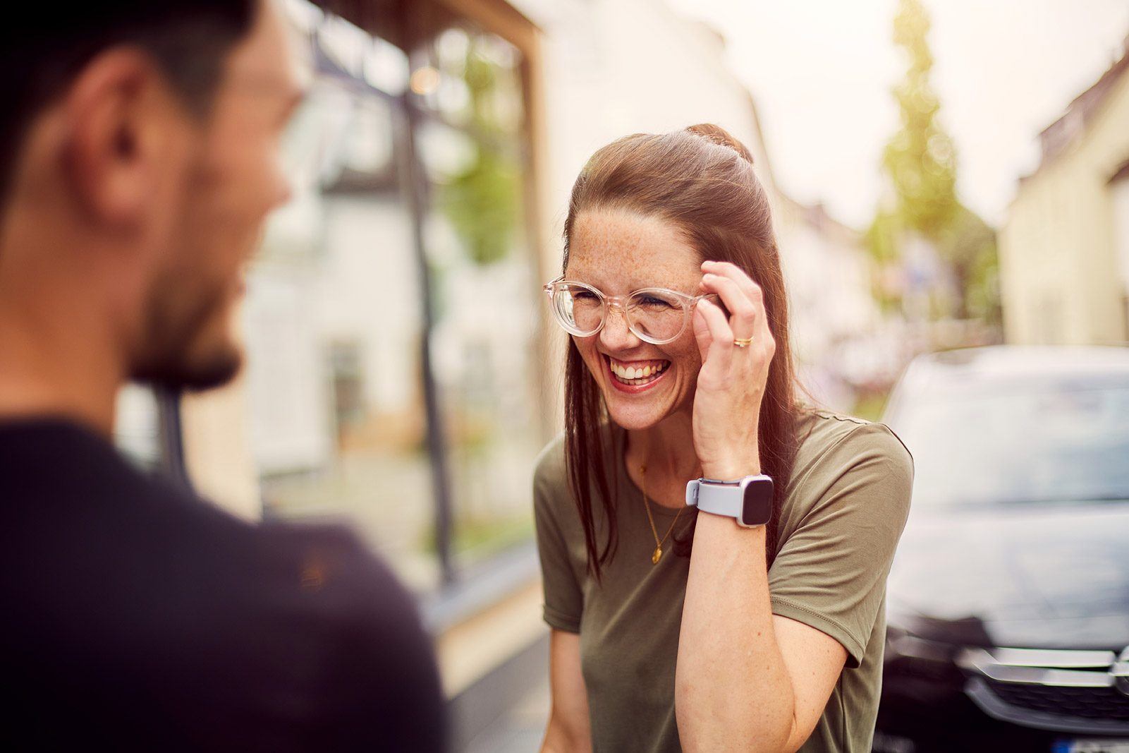 Lachende Frau mit Brille