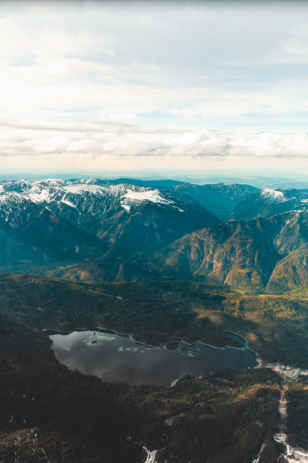 Eibsee am Fusse der Zugspitze mit den Alpen im Hintergrund
