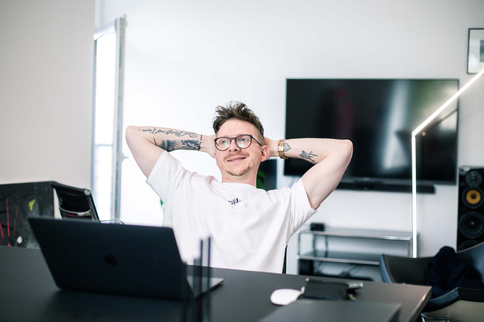 Gründer eines Startups sitzt entspannt am Schreibtisch.