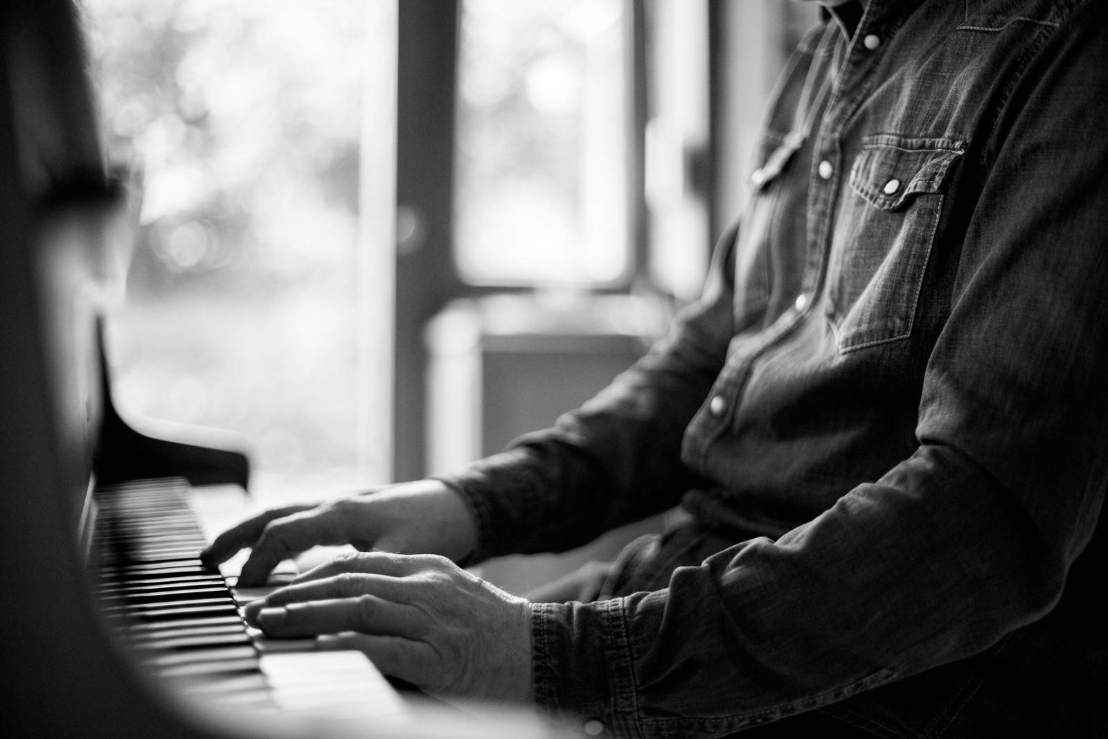 Pianist am heimischen Klavier