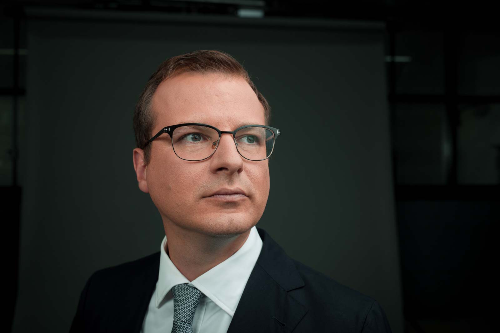 CEO MENNEKES, Weitwinkliges Portrait mit Blick nach Aussen