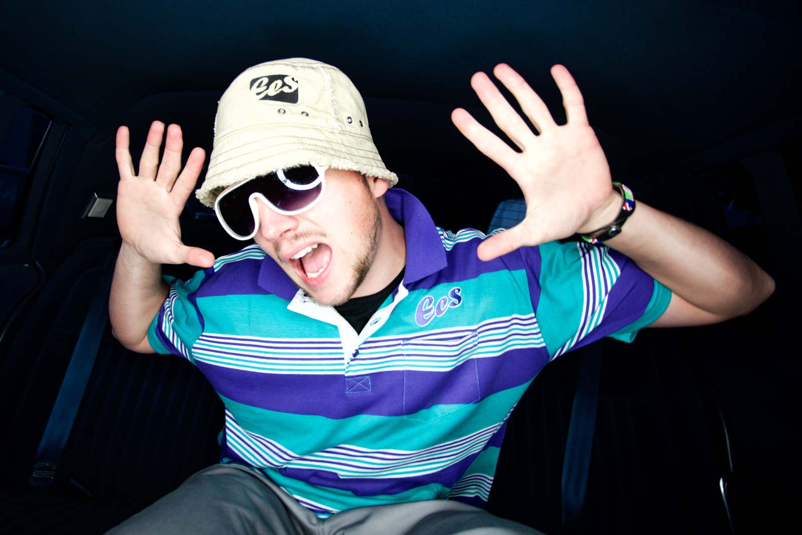 Portrait mit spiegelnder Brille von „EES“ Eric Sell, Musiker aus Namibia