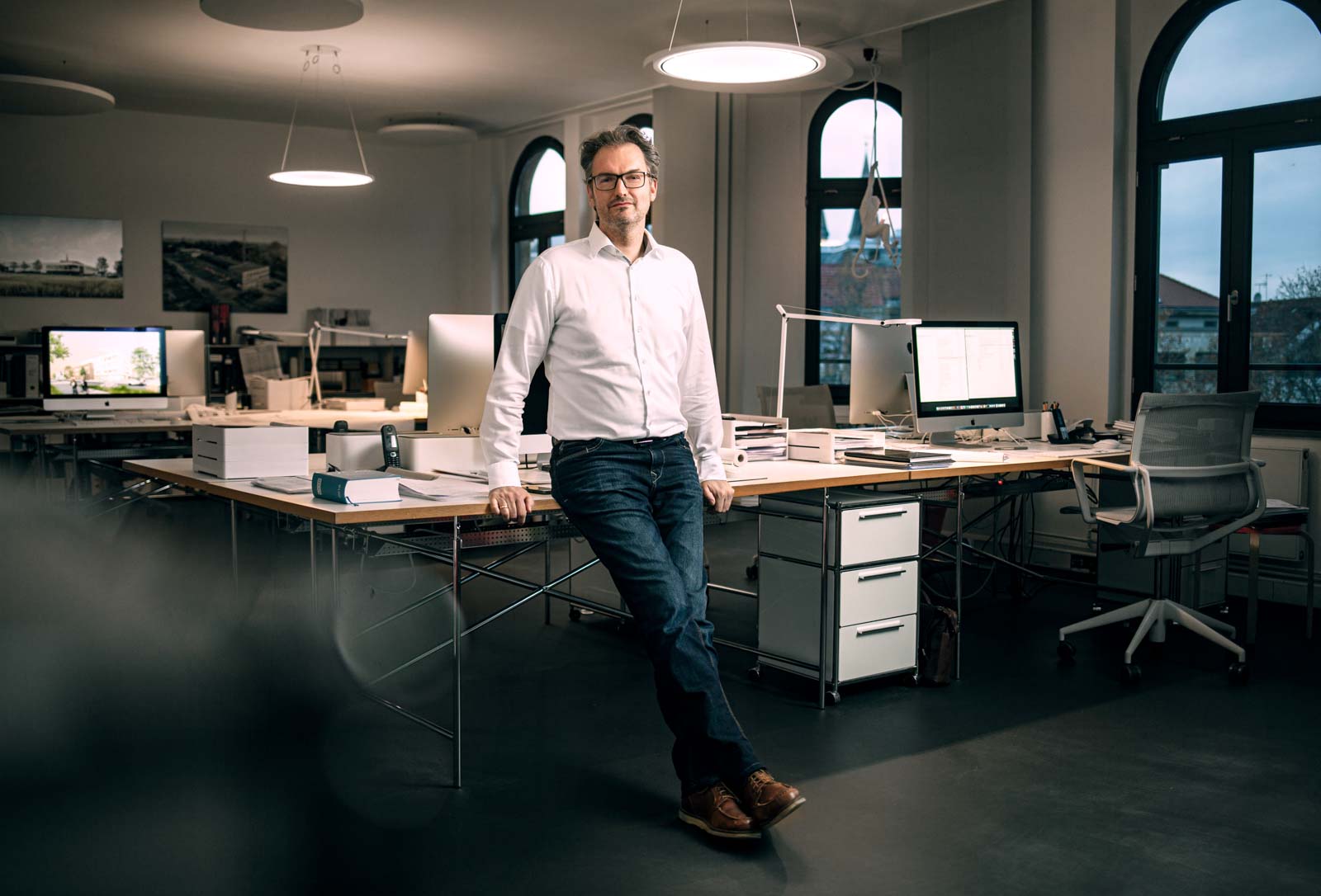 Architekt in Braunschweig in seinem Büro mit Designmöbeln