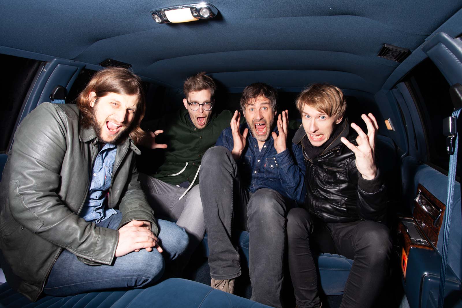 Portrait der Band Wilhelm Tell Me in einer Limousine