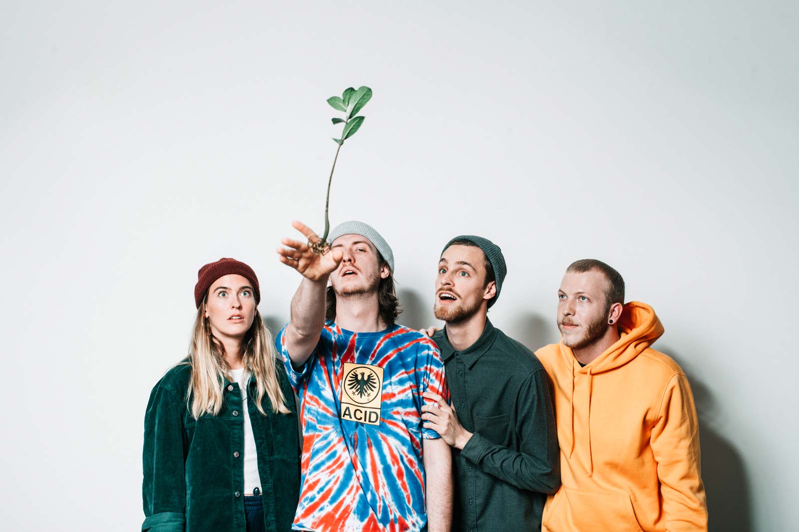 Bandfoto, Bandmitglied wirft Blume nach vorn