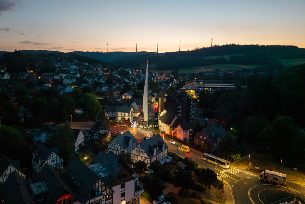 Bladelifter Transport der Firma Volkswind am Windpark Kirchhundem in Südwestfalen / Durchfahrt Hilchenbach.
